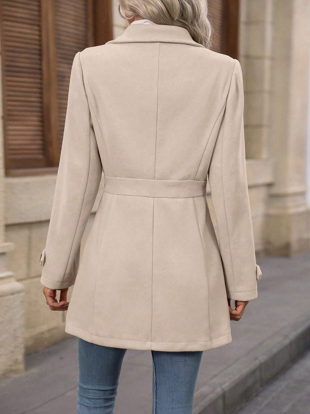 Manteau élégant pour femme en laine — veste mi-longue à boutons, col à revers, style chic et professionnel, parfait pour un look raffiné et moderne. – Image 3