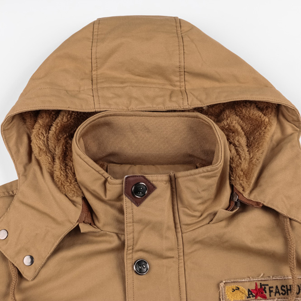 Veste d’hiver zippée chaude et épaisse pour homme — avec capuche amovible, plusieurs poches, boutons, cordon de serrage et manches longues. Style cargo confortable et résistant. – Image 9