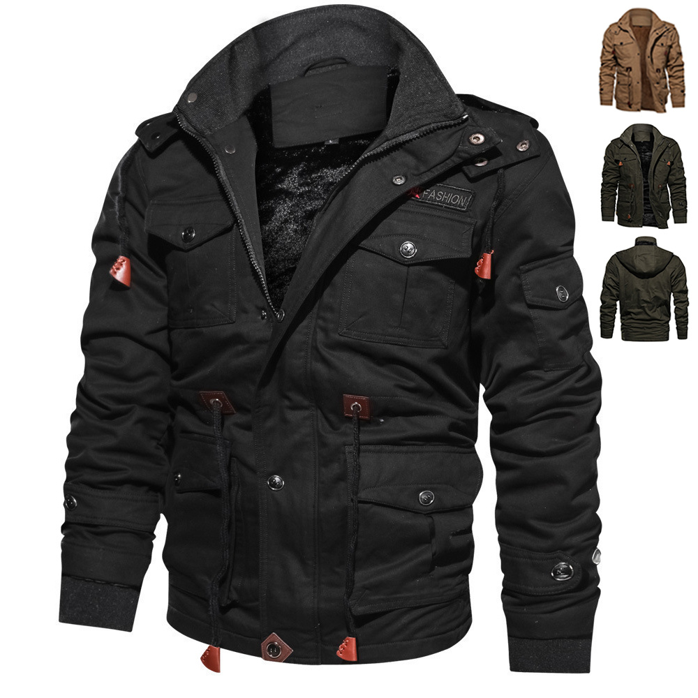 Veste d’hiver zippée chaude et épaisse pour homme — avec capuche amovible, plusieurs poches, boutons, cordon de serrage et manches longues. Style cargo confortable et résistant.